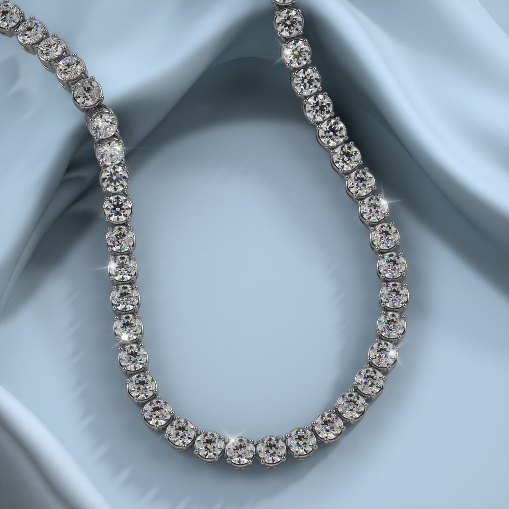 Diamond tennis necklace in 18k white gold – detail of hand-matched diamonds