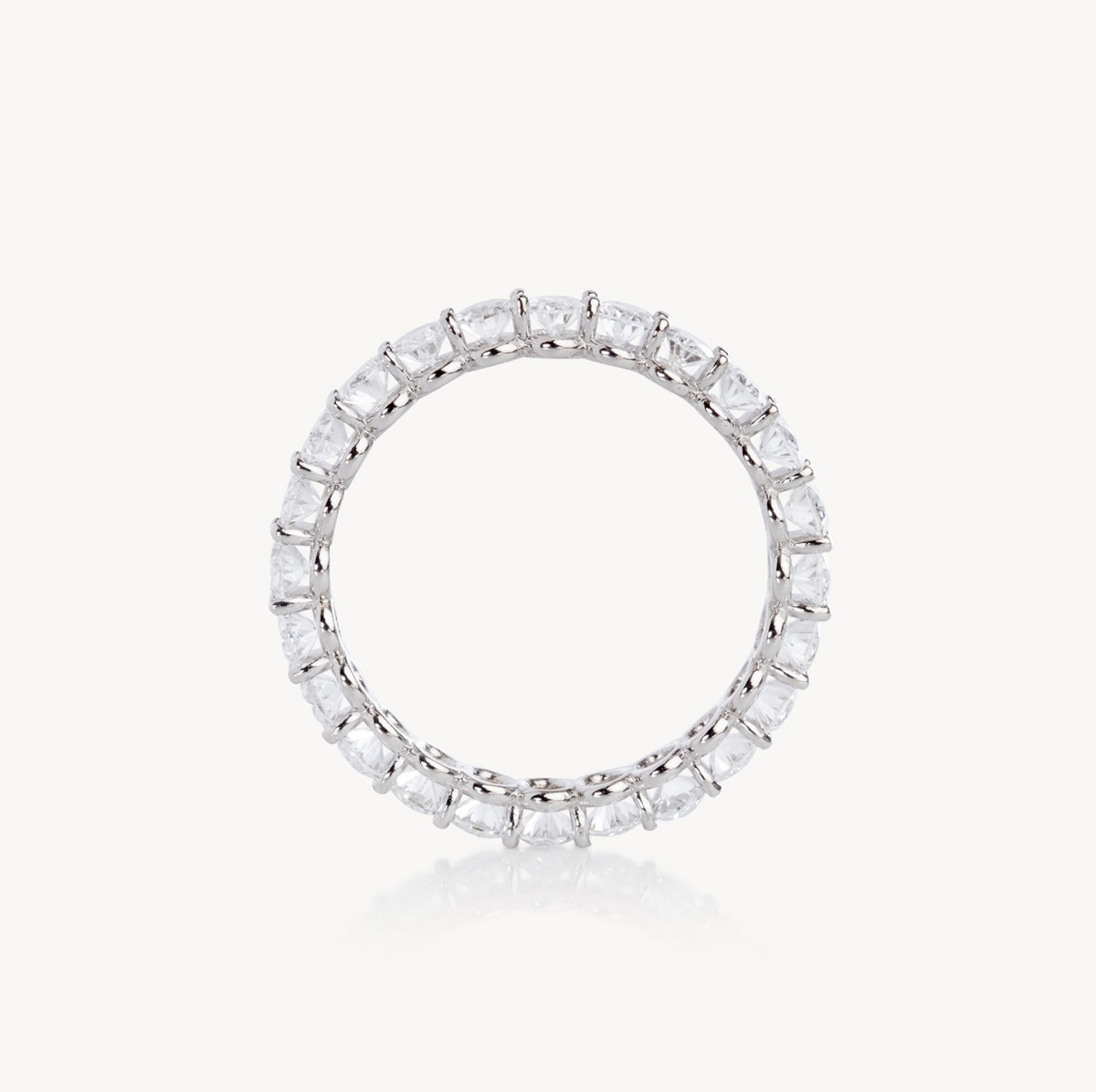 Oval diamond eternity band in 18k white gold – full circle view
